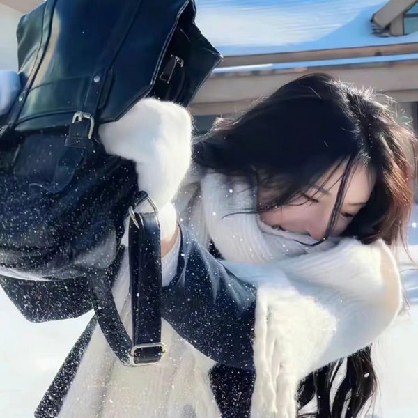 当她换上泳衣